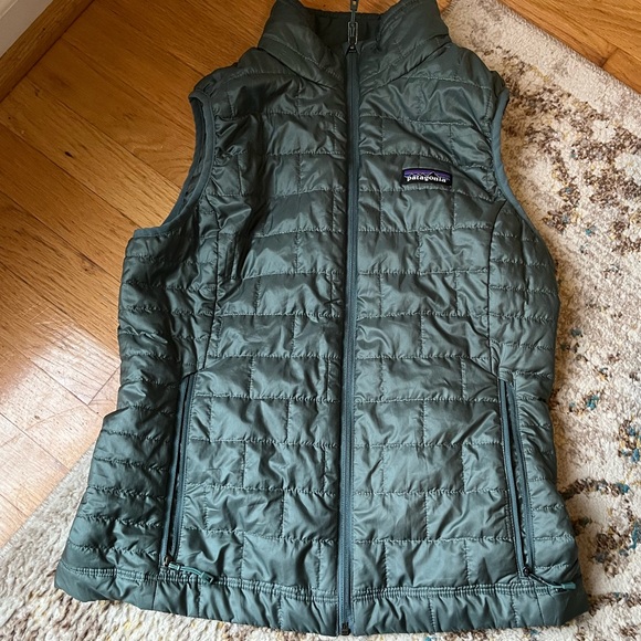 Patagonia Women's Nano Puff Vest Size Small in Green NEW - Picture 2 of 8